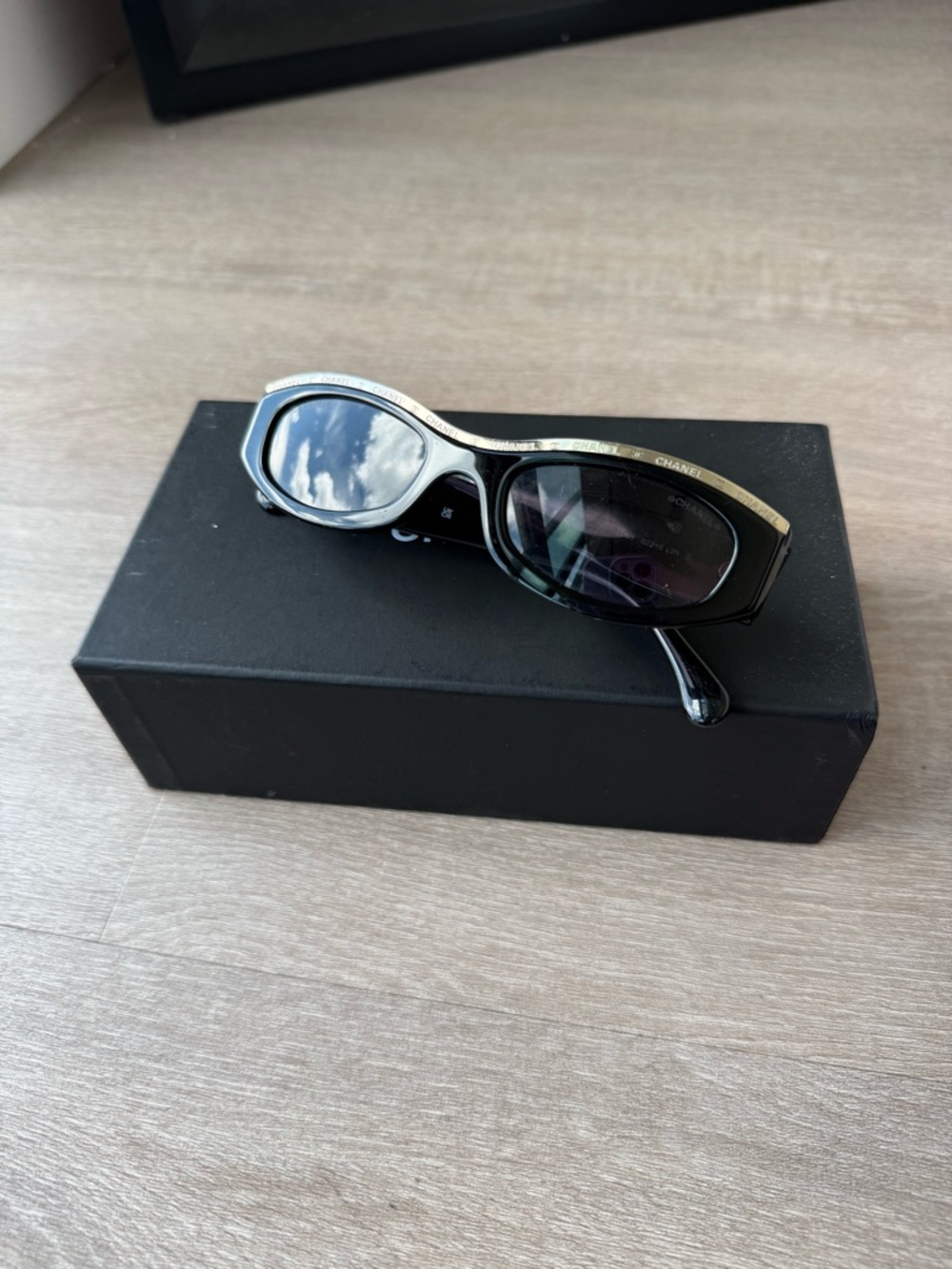 CHANEL Black Cat-Eye Sunglasses with Quilted Case - Picture 4 of 4